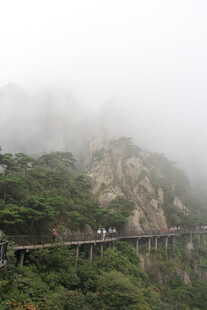 云雾缭绕中的山间栈道