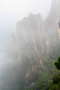 云雾缭绕的壮美山峰