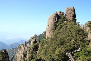 奇峰峻岭间的壮美自然景观