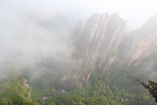 云雾缭绕的壮美山峰