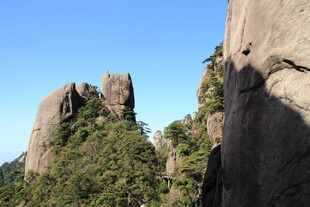 奇峰峻岭间的绿意景致