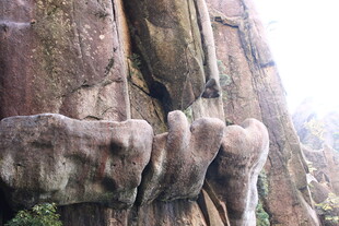 岩壁上的奇特岩石造型