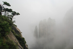 云雾缭绕的险峻山峰