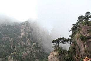 云雾缭绕的壮美山峰