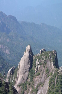 巍峨奇峰屹立群山间