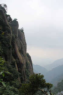 巍峨峻峭的壮丽山景