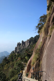 险峻山间栈道风景