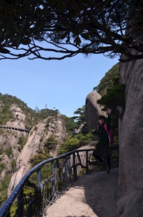 山间栈道上的徒步游客