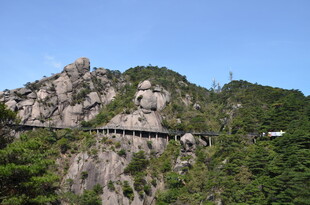 山间栈道蜿蜒于秀丽山峦