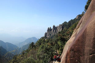 险峻山景中的徒步者