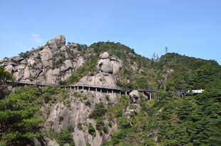 山间栈道穿行于葱郁峰峦