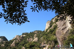 秀丽山景 山间游人漫步