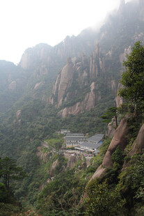 山间云雾缭绕的壮美景色