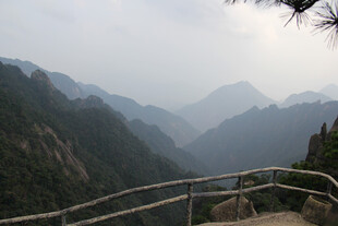 山间栈道览壮丽山景