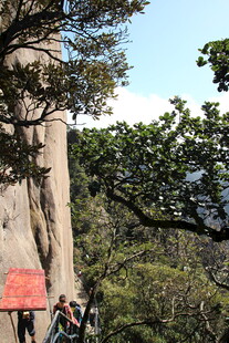 游客攀登陡峭山峰