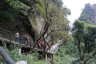 山间栈道上的徒步人群