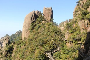 奇峰耸立的壮美山景