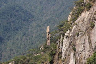 悬崖峭壁上的孤耸石柱