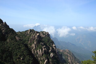 巍峨山峦云雾缭绕美景