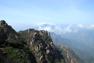 巍峨山峰云雾缭绕之景