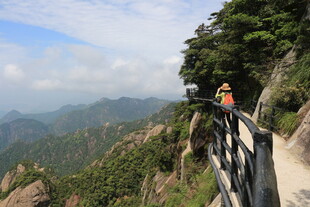 悬崖步道上的徒步者