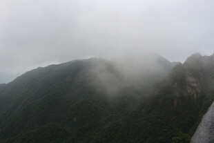 云雾缭绕的巍峨山峰