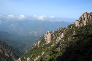 巍峨山峰云雾缭绕美景