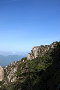 峻峭山峰与蓝天美景