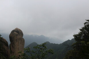 云雾中的奇特山石景观