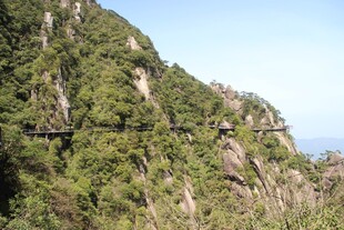 青山葱郁的秀丽山景