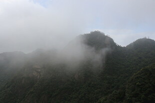 云雾缭绕的山峦美景