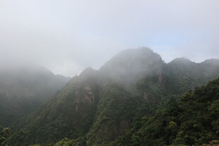 云雾缭绕的青翠山峦