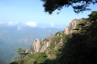 峻峭山峰与葱郁植被景观
