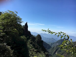 峻岭青山间的秀丽风光