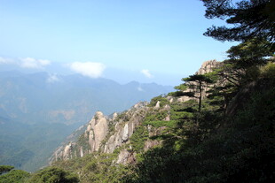 峻峭山峰与远处云海景观