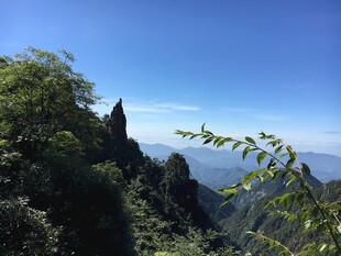 峻岭青山间的秀丽风光