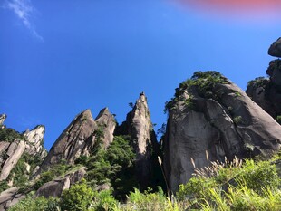 奇峰耸立的壮美山景