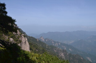 壮丽山景 绿意盎然的峰峦