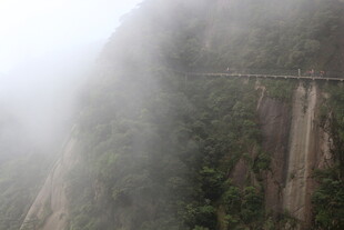 云雾缭绕中的山间栈道