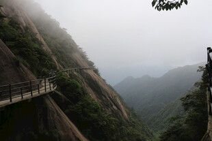 山间云雾中的悬空栈道