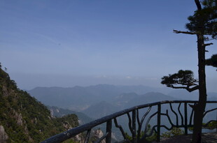 悬崖边观景台远眺美景