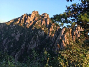 壮丽山景 峰石与绿树相映