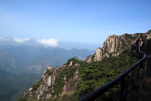峻岭栈道 览壮丽山景