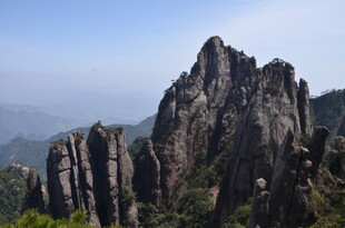巍峨奇峰 尽显自然壮美