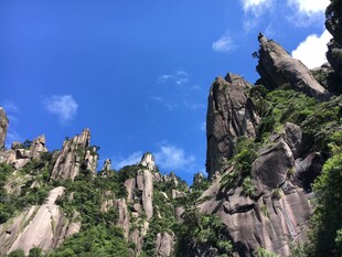 壮丽奇峰 蓝天映衬美景
