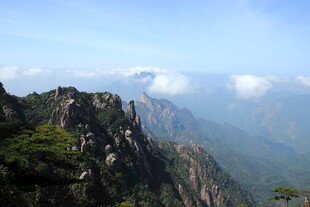 壮丽山景云雾缭绕