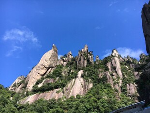 奇峰耸立的壮美山景