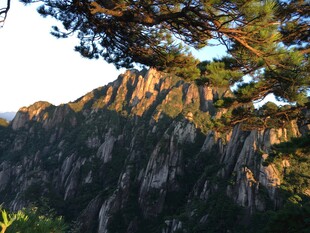 夕阳下的壮丽山峰景观