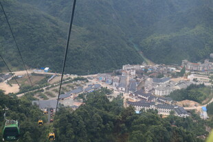 俯瞰山间小镇与缆车景观