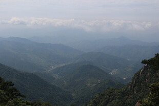 山峦叠嶂的壮阔自然景观
